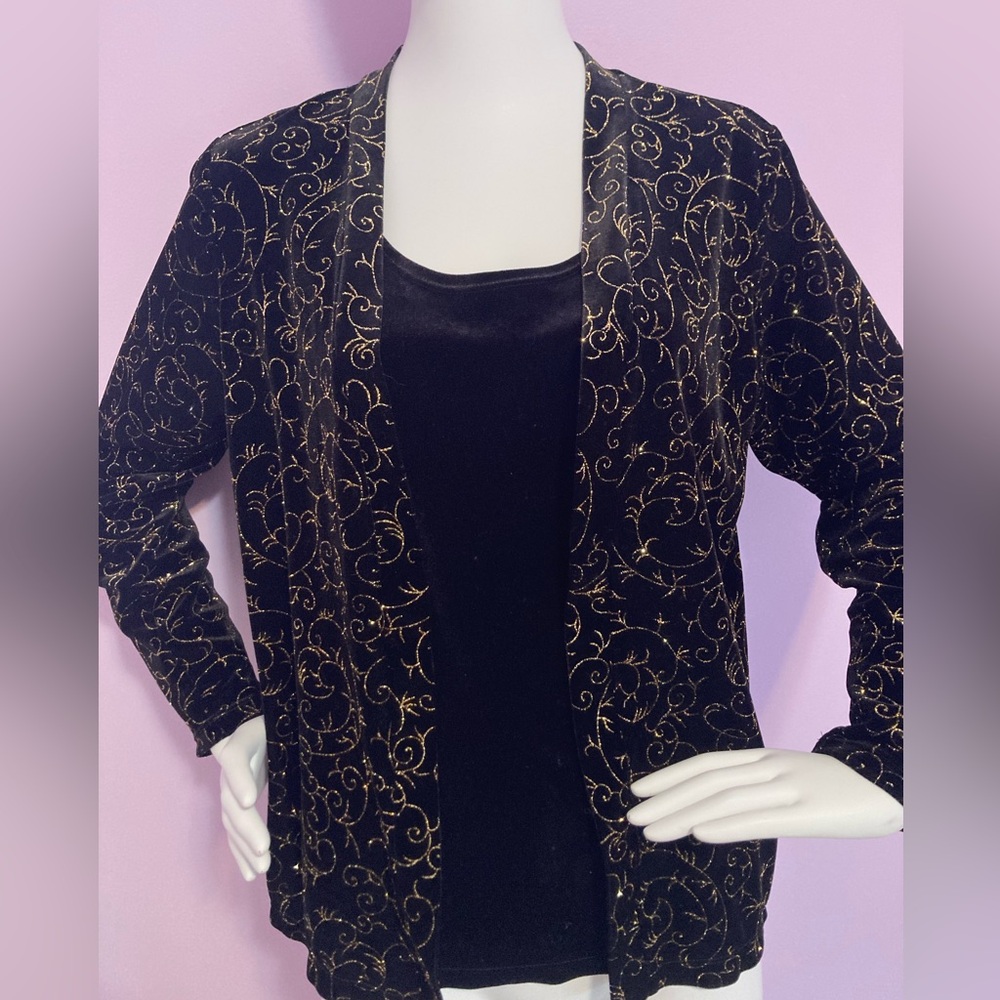Beautiful velvet shell with attached long sleeve overlap.